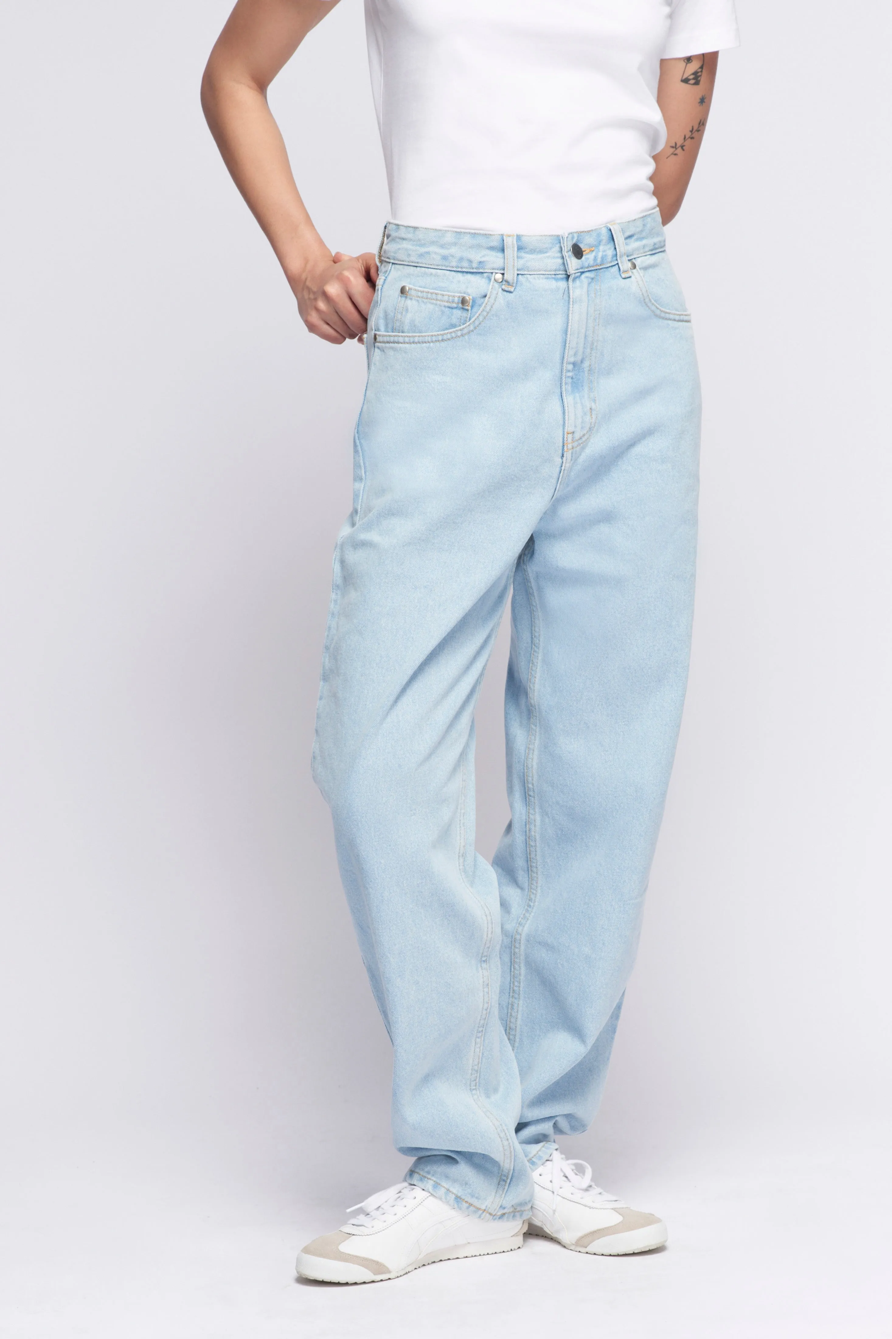 Unisex Antifit Denim in Light Wash