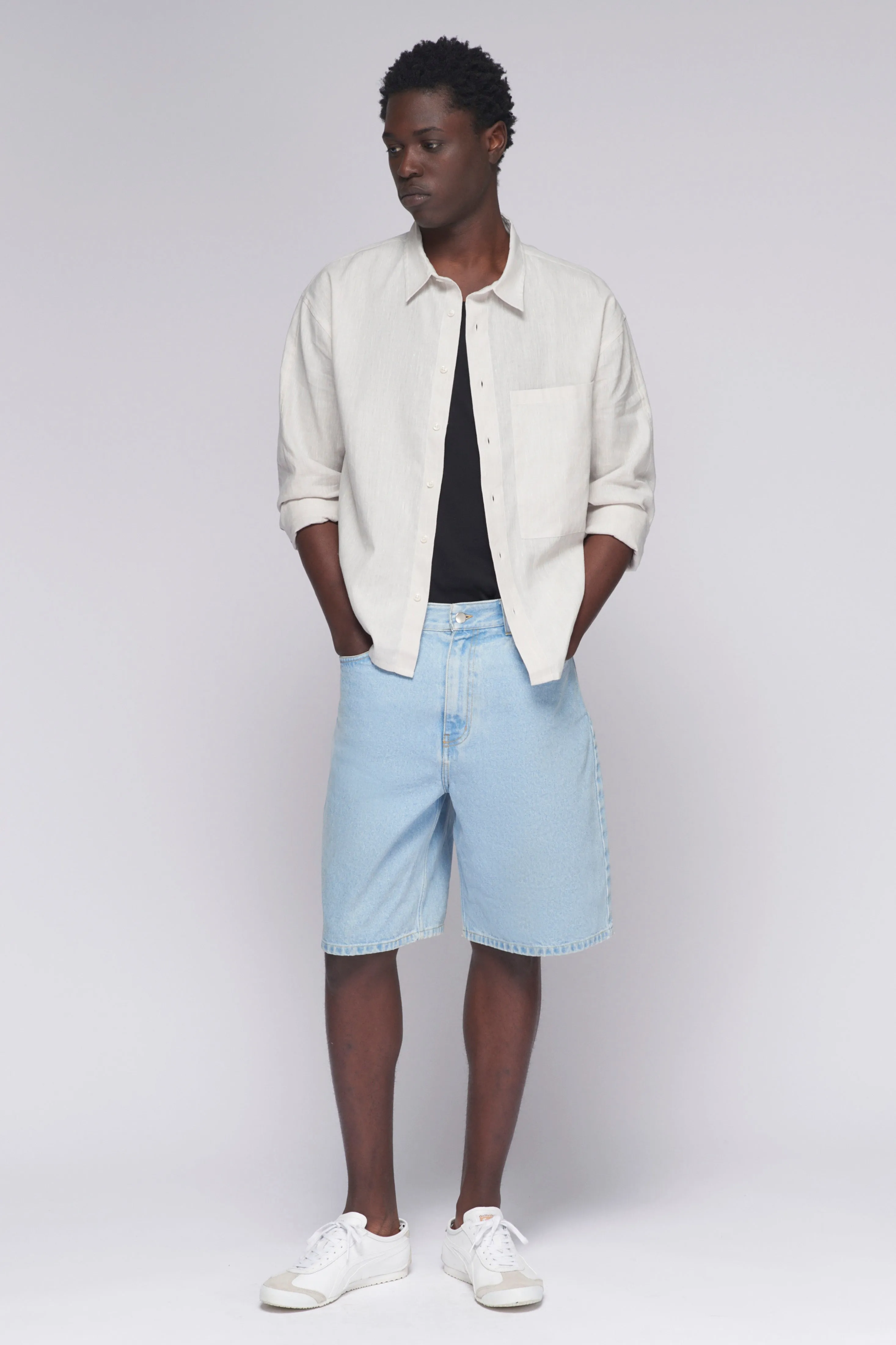 Unisex Antifit Denim Shorts in Light Wash