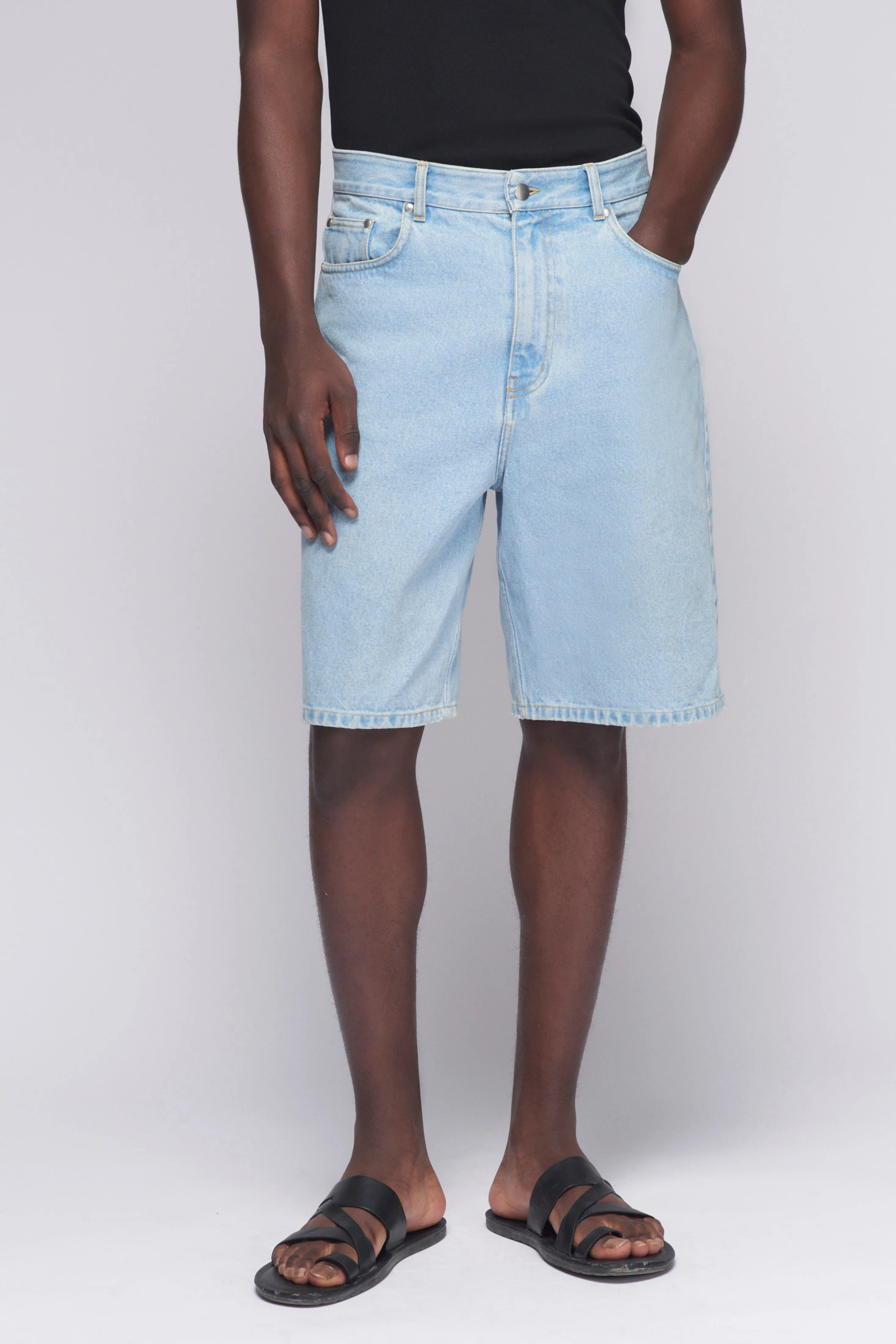 Unisex Antifit Denim Shorts in Light Wash