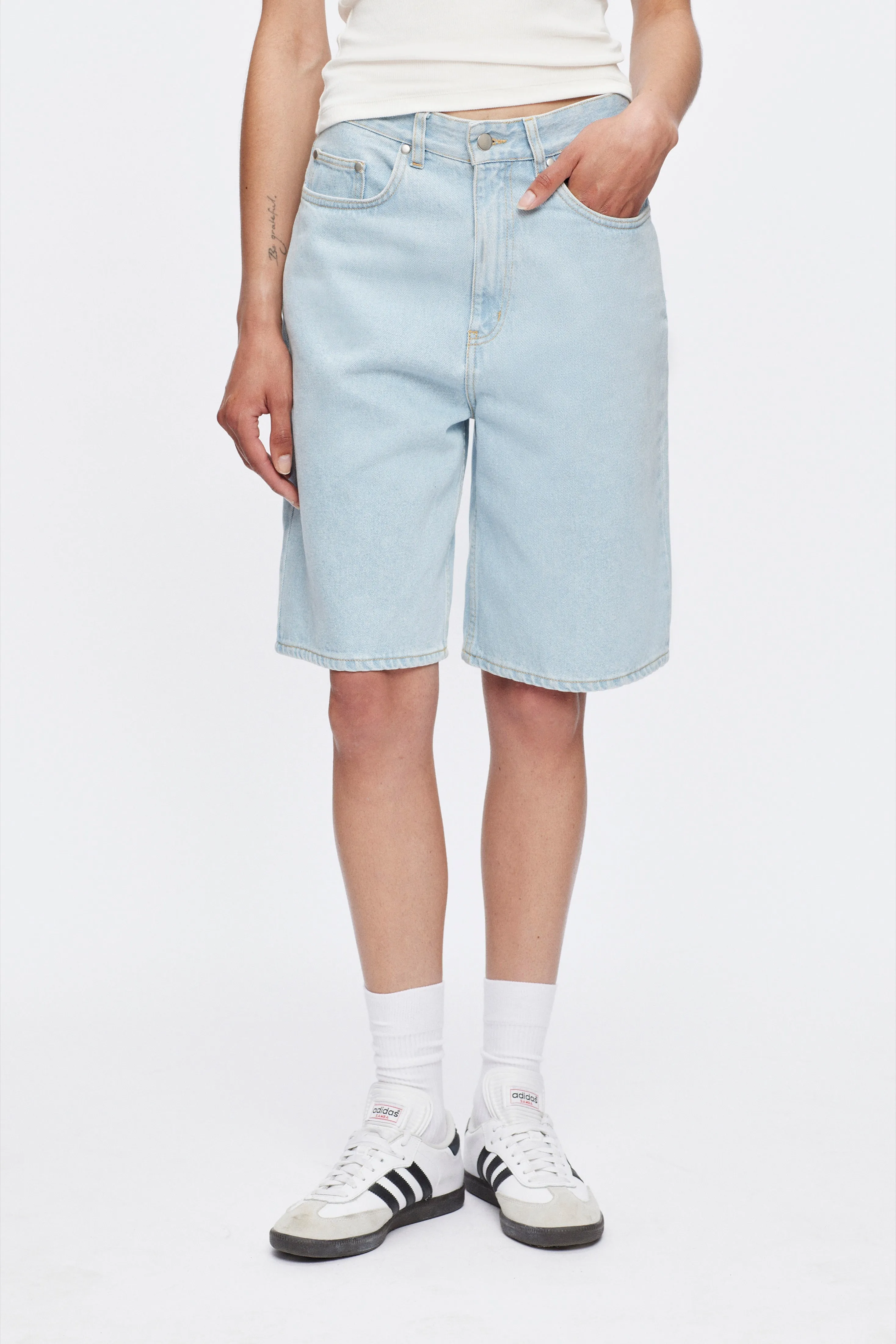 Unisex Antifit Denim Shorts in Light Wash