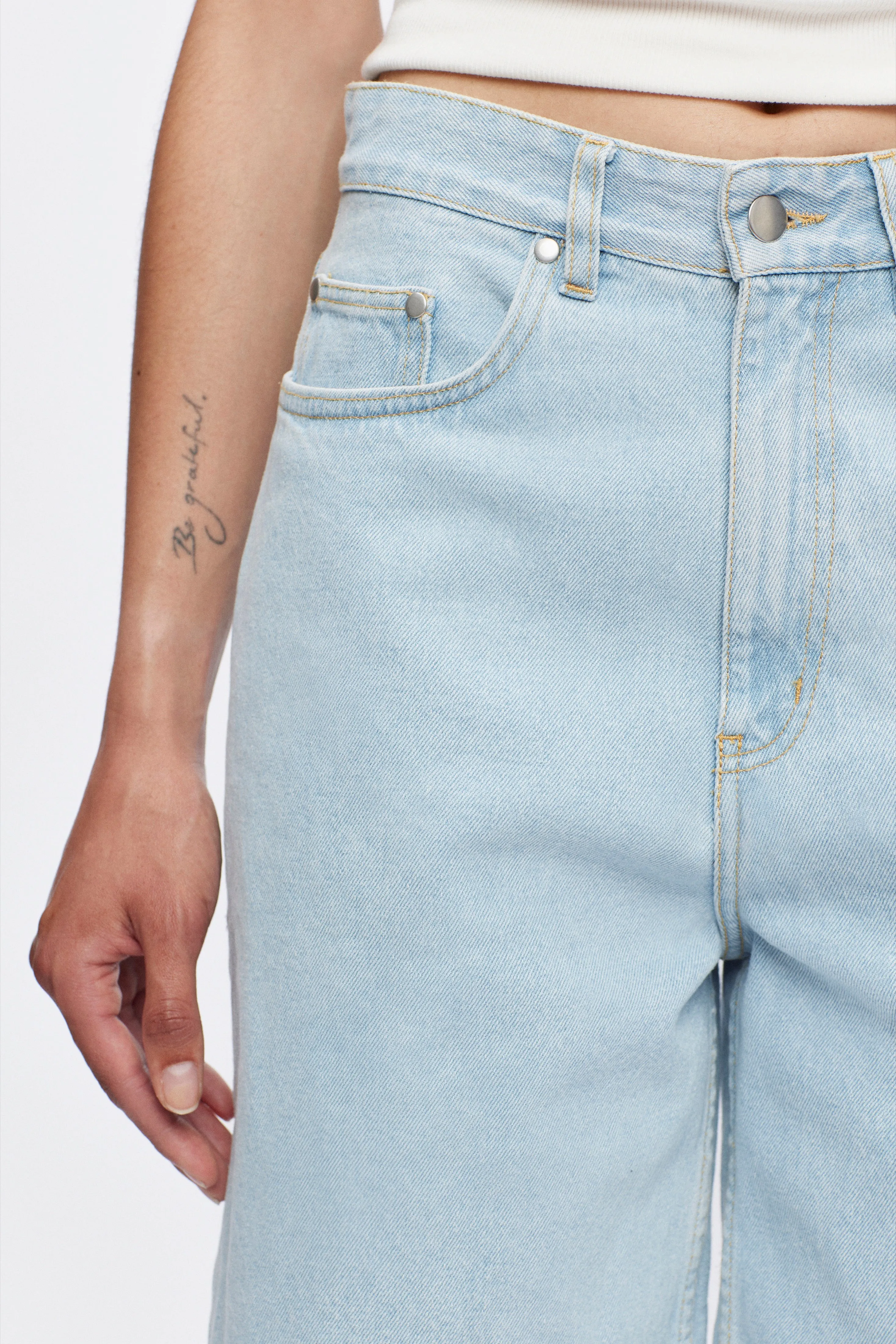 Unisex Antifit Denim Shorts in Light Wash