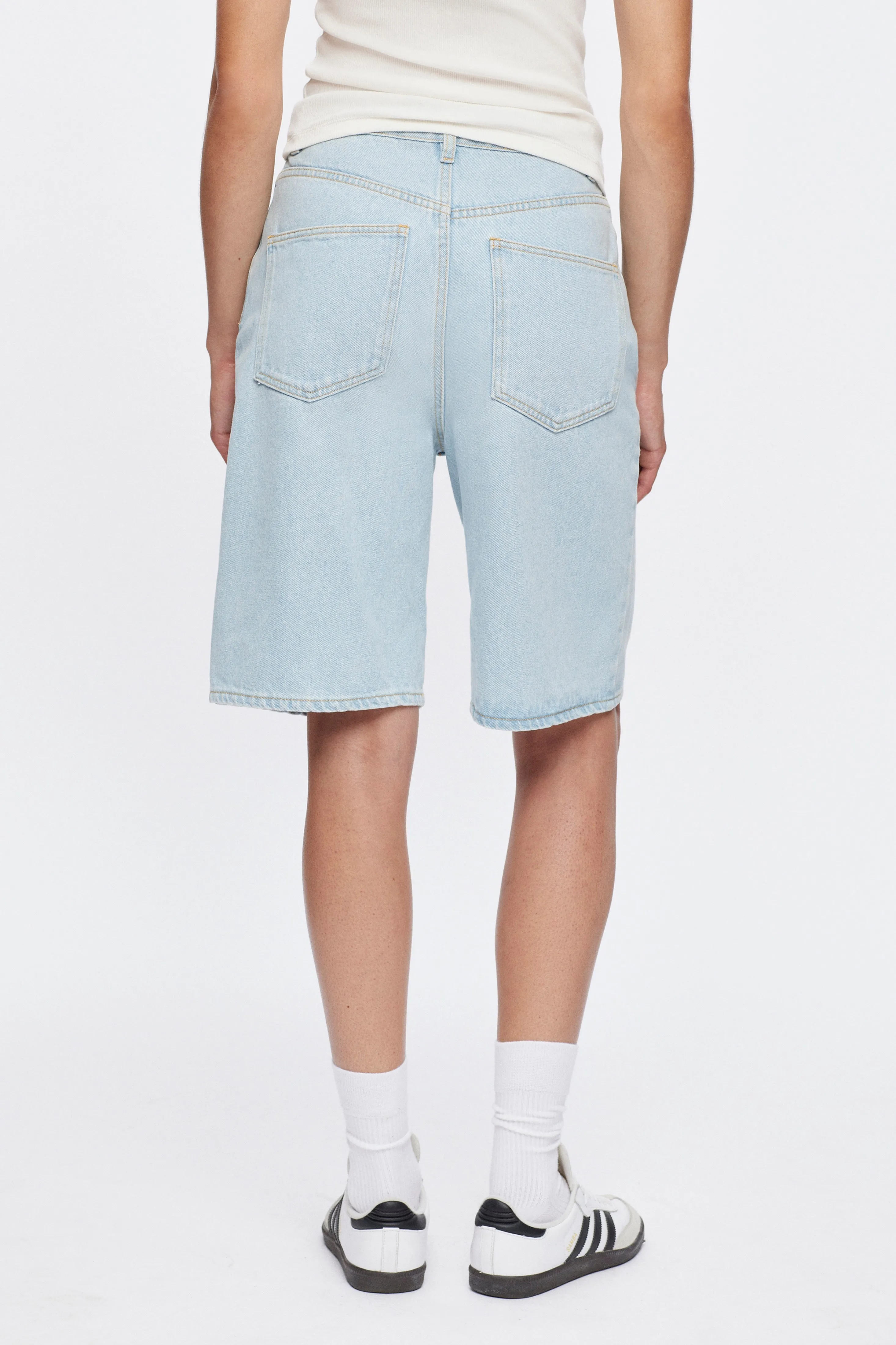 Unisex Antifit Denim Shorts in Light Wash