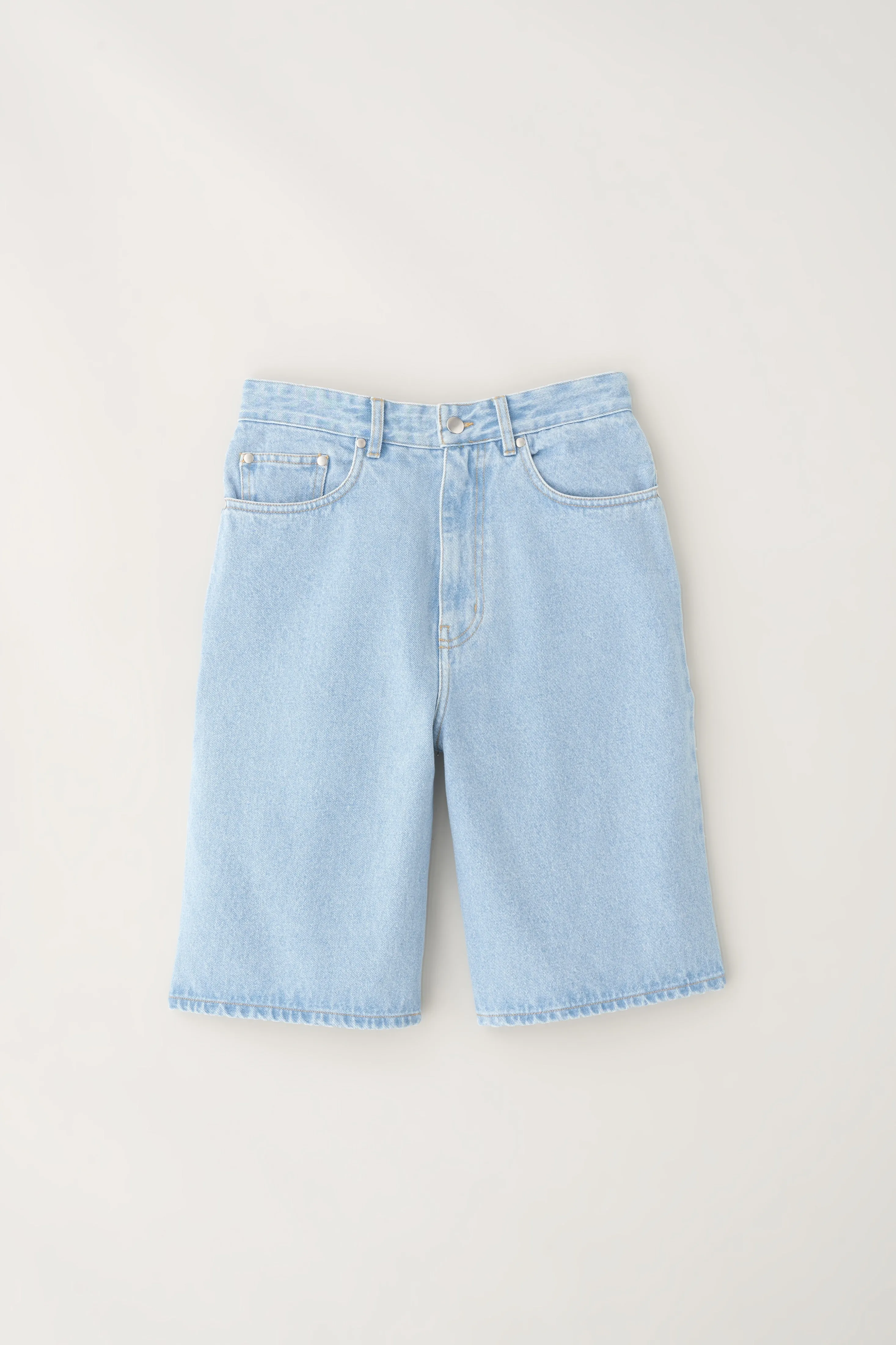 Unisex Antifit Denim Shorts in Light Wash