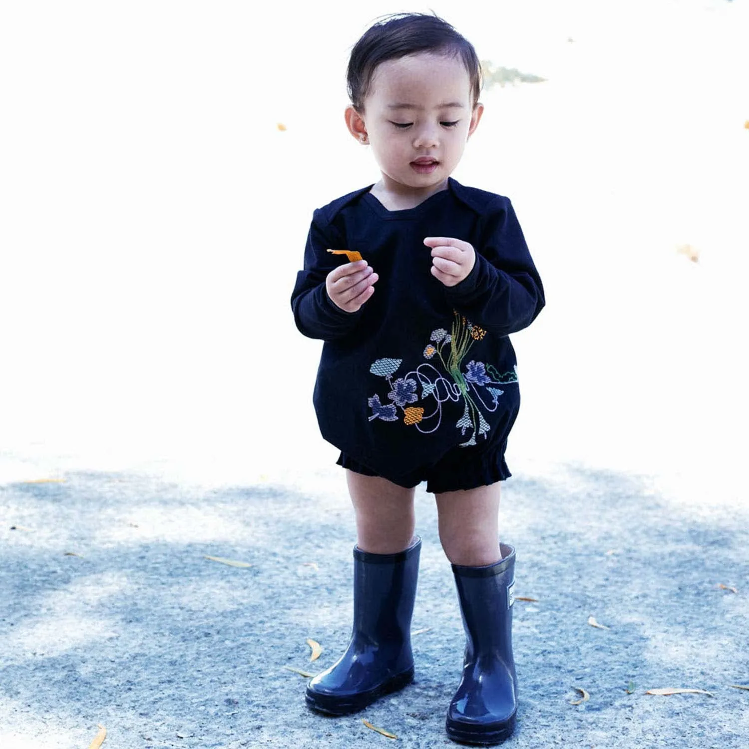 Zwarte onesie met geborduurde bloemen 